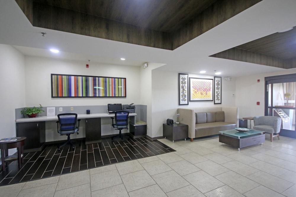 Holiday Inn Express Hotel & Suites Greensboro-East By Ihg Экстерьер фото