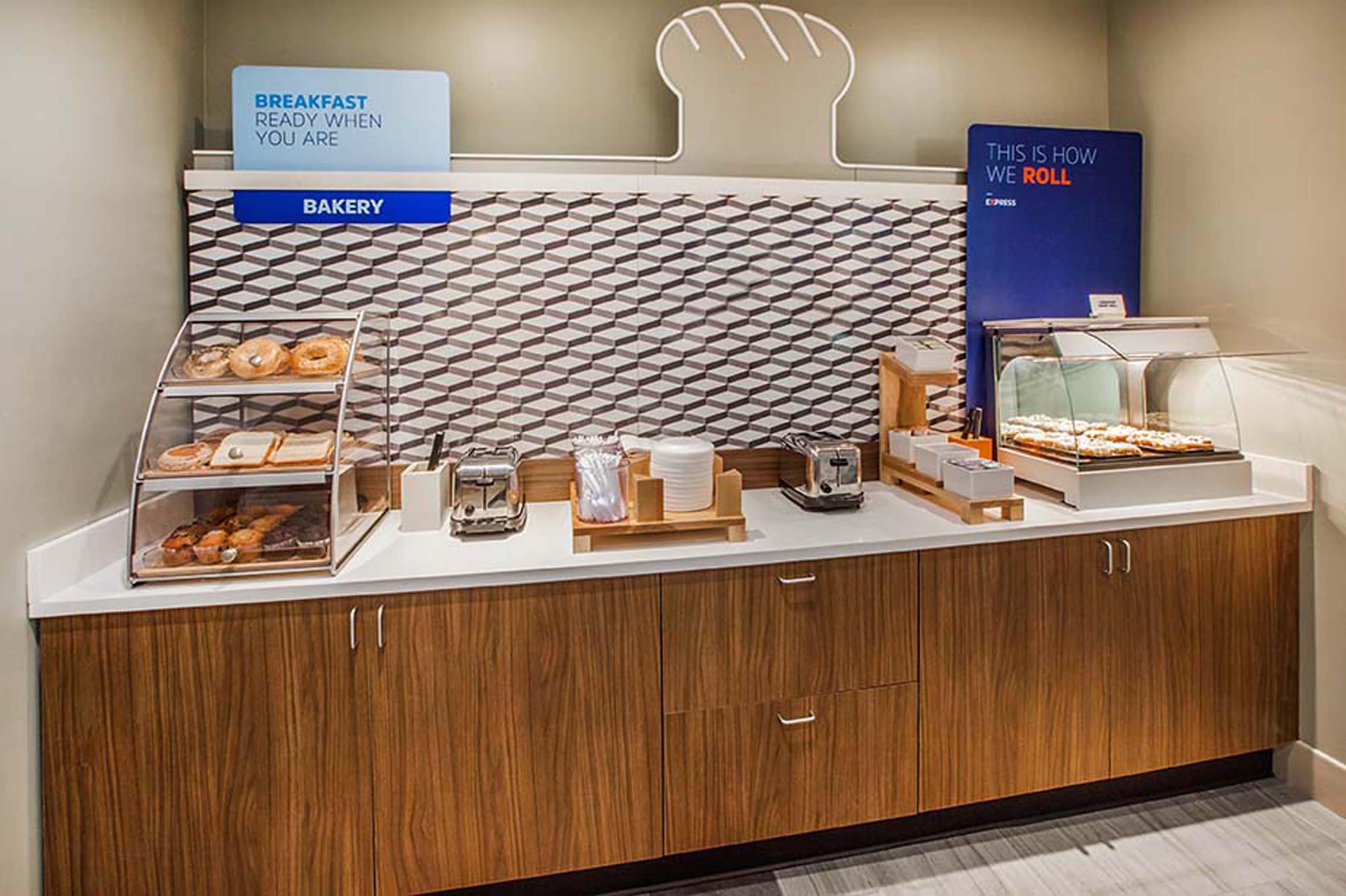 Holiday Inn Express Hotel & Suites Greensboro-East By Ihg Экстерьер фото
