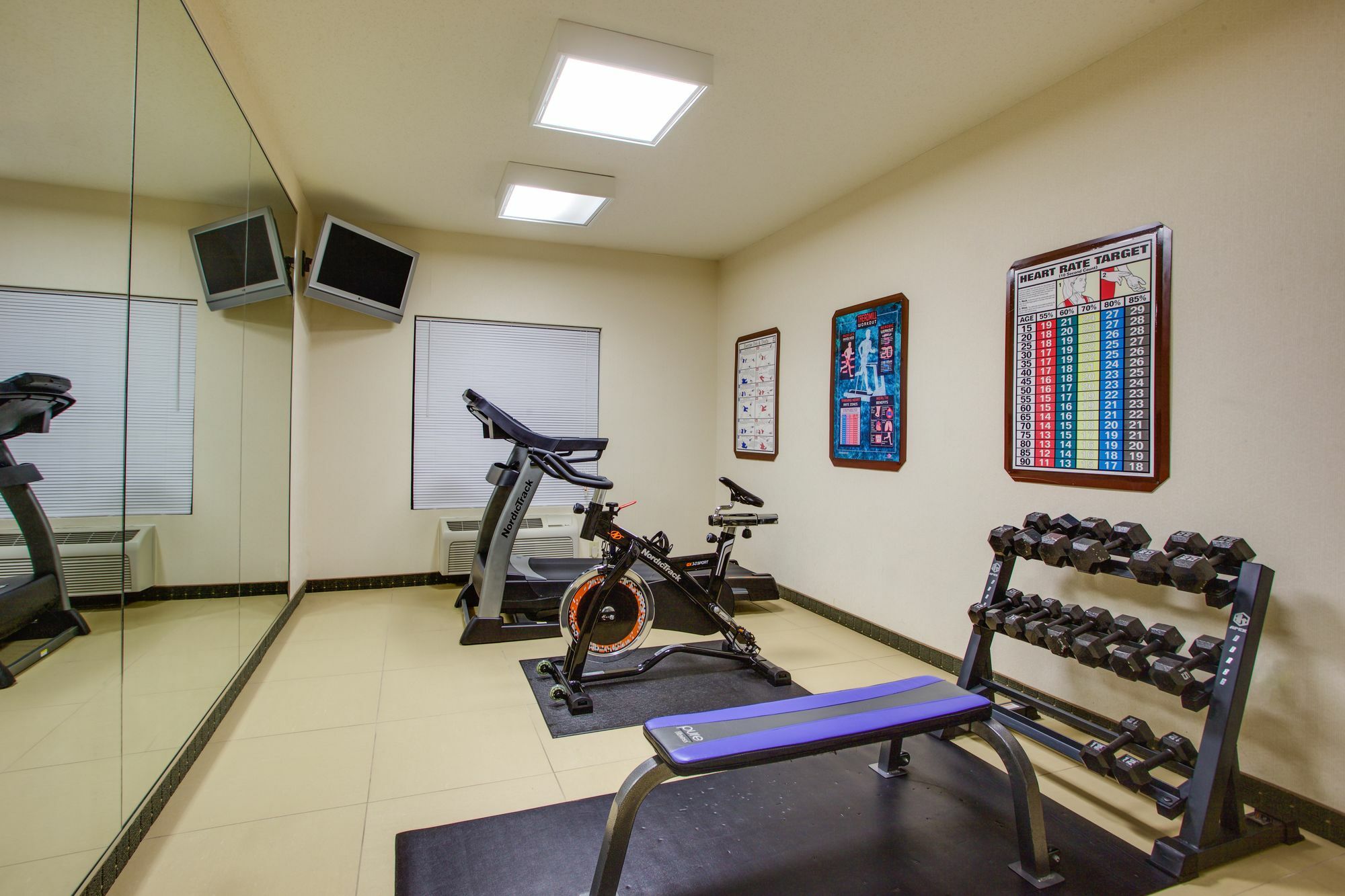 Holiday Inn Express Hotel & Suites Greensboro-East By Ihg Экстерьер фото